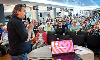 Verkehrsdezernent Martin Adamski begrüßte am Mittwoch im Stammtisch der Schüco-Arena rund 300 Besucherinnen und Besucher zum Bürgerdialog über die geplante Fahrradroute zwischen der Innenstadt und der Universität. - Barbara Franke Verkehrsdezernent Martin Adamski begrüßte am Mittwoch im Stammtisch der Schüco-Arena rund 300 Besucherinnen und Besucher zum Bürgerdialog über die geplante Fahrradroute zwischen der Innenstadt und der Universität. - Barbara Franke