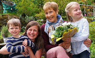 Iris Ober (45) mit Sohn Clemens (4), ihrer Mutter Uta Ober (74) und Tochter Alma (7). - Peter Unger Iris Ober (45) mit Sohn Clemens (4), ihrer Mutter Uta Ober (74) und Tochter Alma (7). - Peter Unger