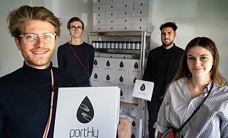 Jonathan Tenge (v. l.), Paul Böllhoff, Julian Hesse und Pauline Tenge haben etwa ein halbes Jahr lang an PortHy, einer Handykette mit integriertem Desinfektionsspender, gearbeitet. Mittlerweile ist der Verkauf gestartet. - Christian Geisler Jonathan Tenge (v. l.), Paul Böllhoff, Julian Hesse und Pauline Tenge haben etwa ein halbes Jahr lang an PortHy, einer Handykette mit integriertem Desinfektionsspender, gearbeitet. Mittlerweile ist der Verkauf gestartet. - Christian Geisler