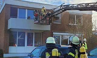 Feuerwehrleute mussten mit Atemschutz in das Kita-Gebäude. - Florian Weyand Feuerwehrleute mussten mit Atemschutz in das Kita-Gebäude. - Florian Weyand