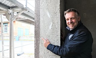 Franz-Axel Kohlschein zeigt am Gebäude in Eissen, dass das Material der Wand zugleich auch die Wärmedämmung ist. - Simone Flörke Franz-Axel Kohlschein zeigt am Gebäude in Eissen, dass das Material der Wand zugleich auch die Wärmedämmung ist. - Simone Flörke