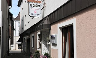 In der schmalen Drosselgasse ist der Eingang zum El Greco – dahinter verbirgt sich viel Platz drinnen und draußen. - Simone Flörke In der schmalen Drosselgasse ist der Eingang zum El Greco – dahinter verbirgt sich viel Platz drinnen und draußen. - Simone Flörke