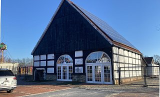 In diese Fachwerkscheune, die auf dem Gelände des Modeunternehmens Bessmann direkt am Spielplatz steht, soll ein Café einziehen. - Markus Voss In diese Fachwerkscheune, die auf dem Gelände des Modeunternehmens Bessmann direkt am Spielplatz steht, soll ein Café einziehen. - Markus Voss