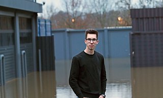 Anfang der Woche stand das Wasser auch bei dem Unternehmen Klassen Automobile. Junior Michael Klassen rettete die hochwertigen Wagen. - Alex Lehn Anfang der Woche stand das Wasser auch bei dem Unternehmen Klassen Automobile. Junior Michael Klassen rettete die hochwertigen Wagen. - Alex Lehn