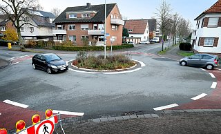 Wird umgebaut: Der Kreisverkehr am Brockweg nahe Gasthaus Roggenkamp. Für die Autofahrer wird die Fahrbahn schmaler. - Andreas Frücht Wird umgebaut: Der Kreisverkehr am Brockweg nahe Gasthaus Roggenkamp. Für die Autofahrer wird die Fahrbahn schmaler. - Andreas Frücht