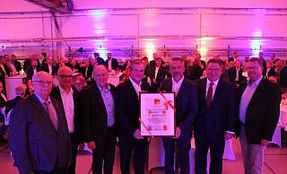 Heinrich Heggemann (Ehrenoberst der Innung, v.l.), Westfalen Weser-Geschäftsführer Andreas Speith, Landrat Christoph Rüther, Bürgermeister Michael Dreier, Obermeister Wolfang Stock, Michael Lutter und Michael Friemuth (beide Kreishandwerkerschaft) freuen sich über 100 Jahre Innung Elektrotechnik. - Moritz Jülich Heinrich Heggemann (Ehrenoberst der Innung, v.l.), Westfalen Weser-Geschäftsführer Andreas Speith, Landrat Christoph Rüther, Bürgermeister Michael Dreier, Obermeister Wolfang Stock, Michael Lutter und Michael Friemuth (beide Kreishandwerkerschaft) freuen sich über 100 Jahre Innung Elektrotechnik. - Moritz Jülich