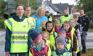 Der Walking Bus wird von Eltern begleitet. An diesem Tag sind auch Schulleiterin Antje Thiele (3. v. l.) und Polizeibeamter Detlev Göhner dabei. - Ekkehard Wind Der Walking Bus wird von Eltern begleitet. An diesem Tag sind auch Schulleiterin Antje Thiele (3. v. l.) und Polizeibeamter Detlev Göhner dabei. - Ekkehard Wind