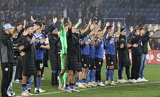 Arminia Bielefeld wird trotz des Pokalaus von den DSC-Fans gefeiert. - Oliver Krato Arminia Bielefeld wird trotz des Pokalaus von den DSC-Fans gefeiert. - Oliver Krato