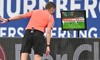 Schiedsrichter Florian Exner schaut sich am TV-Monitor den Zweikampf zwischen Marcel Hoffmeier und Joseph Hungbo an, der zum Foulelfmeter für Nürnberg führt. - Imago Images/Sportfoto Zink Schiedsrichter Florian Exner schaut sich am TV-Monitor den Zweikampf zwischen Marcel Hoffmeier und Joseph Hungbo an, der zum Foulelfmeter für Nürnberg führt. - Imago Images/Sportfoto Zink