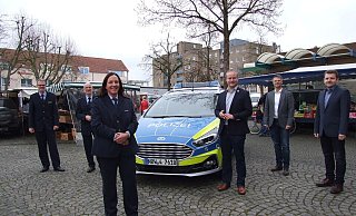 Daniela Krato wird umrahmt von männlichen Kollegen und den Harren der Espelkamper Stadtverwaltug mit Sven-Otto Deubel (v.l.), Mathias Schmidt, Polizeileiter Minden-Lübbecke, Bürgermeister Henning Vieker, Marco Hennig, Ordnungsamtsleiter und Matthias Tegeler (Fachbereichsleiter). - Karsten Schulz Daniela Krato wird umrahmt von männlichen Kollegen und den Harren der Espelkamper Stadtverwaltug mit Sven-Otto Deubel (v.l.), Mathias Schmidt, Polizeileiter Minden-Lübbecke, Bürgermeister Henning Vieker, Marco Hennig, Ordnungsamtsleiter und Matthias Tegeler (Fachbereichsleiter). - Karsten Schulz