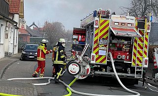 Die Feuerwehr war mit einem Großaufgebot in Dankersen im Einsatz und löscht den Brand in der Mainstraße. - Nina Könemann Die Feuerwehr war mit einem Großaufgebot in Dankersen im Einsatz und löscht den Brand in der Mainstraße. - Nina Könemann