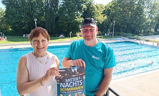Marion Kapsa, Geschäftsführerin der Bünder Bäder GmbH, und Holger Sundhaupt, stellvertretender Badbetriebsleiter, freuen sich auf die Premiere des Mitternachtsschwimmens. - Sven Hauhart Marion Kapsa, Geschäftsführerin der Bünder Bäder GmbH, und Holger Sundhaupt, stellvertretender Badbetriebsleiter, freuen sich auf die Premiere des Mitternachtsschwimmens. - Sven Hauhart