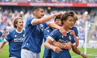 Arminias Siegtorschütze Kaito Mizuta wird von seinen Teamkollegen gefeiert. - Oliver Krato Arminias Siegtorschütze Kaito Mizuta wird von seinen Teamkollegen gefeiert. - Oliver Krato