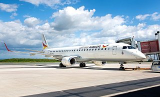Alle Green-Airlines-Flüge von Paderborn in die Sonne erfolgen mit einem Jet vom Typ Embraer 190 der German Airways mit Platz für 100 Passagiere. - Green Airlines Alle Green-Airlines-Flüge von Paderborn in die Sonne erfolgen mit einem Jet vom Typ Embraer 190 der German Airways mit Platz für 100 Passagiere. - Green Airlines