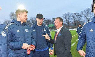 Das Freundschaftsspiel lockte etliche Zuschauer ins Ohlendorf-Stadion im Heidewald. Auch Thomas Hagedorn war natürlich vor Ort. - Jens Dünhölter Das Freundschaftsspiel lockte etliche Zuschauer ins Ohlendorf-Stadion im Heidewald. Auch Thomas Hagedorn war natürlich vor Ort. - Jens Dünhölter
