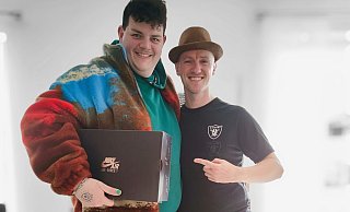 Der diesjährige ESC-Teilnehmer Isaak aus Espelkamp ist ebenfalls Besitzer eines "Reh-Originals": Der Künstler hat ihm extra ein eigenes Paar Schuhe für seine Promotour gestaltet. - Jakob Reh Der diesjährige ESC-Teilnehmer Isaak aus Espelkamp ist ebenfalls Besitzer eines "Reh-Originals": Der Künstler hat ihm extra ein eigenes Paar Schuhe für seine Promotour gestaltet. - Jakob Reh