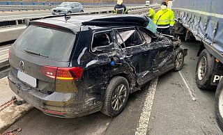 Die Beifahrerseite völlig zerdrückt: Der Kombi wurde zwischen dem Auflieger eines Lkws und der Mittelleitplanke eingeklemmt. - Frank Steker/FFW Marsberg Die Beifahrerseite völlig zerdrückt: Der Kombi wurde zwischen dem Auflieger eines Lkws und der Mittelleitplanke eingeklemmt. - Frank Steker/FFW Marsberg