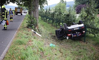 Nachdem ihn ein schwarzer Audi gestreift hatte, überschlug sich der Volvo und landete im Straßengraben. - Jörg Stuke Nachdem ihn ein schwarzer Audi gestreift hatte, überschlug sich der Volvo und landete im Straßengraben. - Jörg Stuke