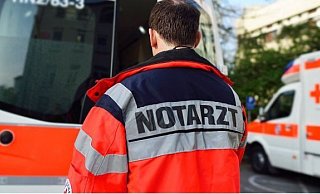 Der Pedelec-Fahrer musste notärztlich behandelt werden. - Symbolbild dpa Der Pedelec-Fahrer musste notärztlich behandelt werden. - Symbolbild dpa
