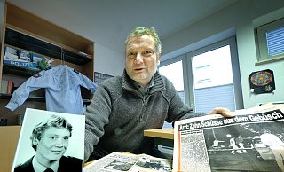Gesammelte Erinnerungen: Elmar Bonke mit dem Foto vom Beginn seiner Ausbildung 1980 und einen Zeitungsartikel zu einem Fall häuslicher Gewalt, wo es für ihn und seine Kollegen gefährlich wurde. Im Hintergrund hängt das Polizeihemd, auf dem Bonkes Kollegen zum Abschied unterschrieben haben. - Andreas Frücht Gesammelte Erinnerungen: Elmar Bonke mit dem Foto vom Beginn seiner Ausbildung 1980 und einen Zeitungsartikel zu einem Fall häuslicher Gewalt, wo es für ihn und seine Kollegen gefährlich wurde. Im Hintergrund hängt das Polizeihemd, auf dem Bonkes Kollegen zum Abschied unterschrieben haben. - Andreas Frücht