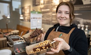 "Coffee Store"-Filialleiterin Ragna Petersen mit der süßen Speise - einmal mit Kaffeecrumble und Erdnuss. - Oliver Krato "Coffee Store"-Filialleiterin Ragna Petersen mit der süßen Speise - einmal mit Kaffeecrumble und Erdnuss. - Oliver Krato