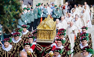 Die Reliquien des Bistumspatrons werden in einer Sakraments-Prozession durch die Stadt Paderborn getragen. - BESIM MAZHIQI Die Reliquien des Bistumspatrons werden in einer Sakraments-Prozession durch die Stadt Paderborn getragen. - BESIM MAZHIQI