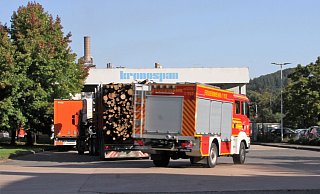 Zahlreiche Feuerwehren der Stadt Steinheim eilen auf das Gelände des Spanplattenwerkes. - Madita Schellenberg Zahlreiche Feuerwehren der Stadt Steinheim eilen auf das Gelände des Spanplattenwerkes. - Madita Schellenberg