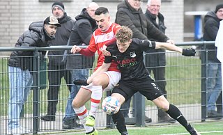 Theesens Leonard Hohner (r.) attackiert einen Steinhagener Spieler im Kampf um den Ball an der Seitenauslinie. - Christian Helmig Theesens Leonard Hohner (r.) attackiert einen Steinhagener Spieler im Kampf um den Ball an der Seitenauslinie. - Christian Helmig