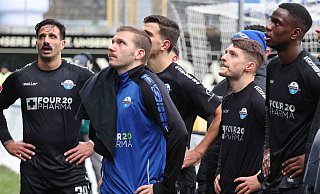 Die SCP-Akteure (v. l.) Adriano Grimaldi, Robert Leipertz, Tobias Müller, Florent Muslija und Ilyas Ansah schauen nach dem Spiel bedröppelt Richtung Fanblock. - picture alliance / Fußball-News Saarland Die SCP-Akteure (v. l.) Adriano Grimaldi, Robert Leipertz, Tobias Müller, Florent Muslija und Ilyas Ansah schauen nach dem Spiel bedröppelt Richtung Fanblock. - picture alliance / Fußball-News Saarland