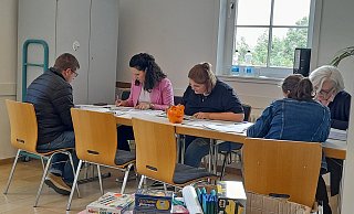 Das Team der Ehrenamtlichen und Leiterin Laureta Cabra hatten bei den Sonderöffnungstagen der Diakonie-Schulmaterialienkammer alle Hände voll zu tun. - Diakonie Das Team der Ehrenamtlichen und Leiterin Laureta Cabra hatten bei den Sonderöffnungstagen der Diakonie-Schulmaterialienkammer alle Hände voll zu tun. - Diakonie