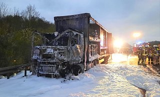 Der Sattelzug wurde mit Schaum gelöscht und vom Feuer völlig zerstört. - Feuerwehr Der Sattelzug wurde mit Schaum gelöscht und vom Feuer völlig zerstört. - Feuerwehr