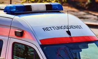 Der Fahrer musste mit dem Rettungswagen in ein Krankenhaus gebracht werden. - Symbolfoto: Pixabay Der Fahrer musste mit dem Rettungswagen in ein Krankenhaus gebracht werden. - Symbolfoto: Pixabay