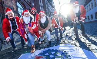 Sind startklar für den Santa Run: (von links) Christian Schroeder, Chantal Sculz, Herbert Ellerbusch, Lena Jeckel, Marianne Sanders und Harry Leyendecker. - Sarah Jonek Sind startklar für den Santa Run: (von links) Christian Schroeder, Chantal Sculz, Herbert Ellerbusch, Lena Jeckel, Marianne Sanders und Harry Leyendecker. - Sarah Jonek