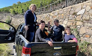 Freunde und Helfer auf dem Weg in den Weinberg. - Birgit Beerbom Freunde und Helfer auf dem Weg in den Weinberg. - Birgit Beerbom