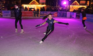Die Eiskunstläuferinnen von Arminia Bielefeld trotzen dem Wetter und dem Schneeregen und zeigen Auszüge aus ihrer Show "Christmastime". - Ulf Hanke Die Eiskunstläuferinnen von Arminia Bielefeld trotzen dem Wetter und dem Schneeregen und zeigen Auszüge aus ihrer Show "Christmastime". - Ulf Hanke