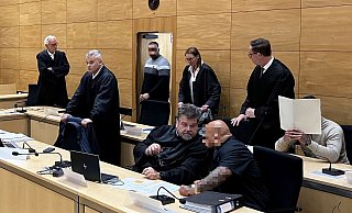 Obwohl die Hells Angels bekanntlich nicht mit den Sicherheits- und Justizbehörden sprechen, kam es im Gerichtssaal indirekt jetzt doch zu Geständnissen. - Jens Reichenbach Obwohl die Hells Angels bekanntlich nicht mit den Sicherheits- und Justizbehörden sprechen, kam es im Gerichtssaal indirekt jetzt doch zu Geständnissen. - Jens Reichenbach