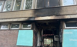 Der Eingangsbereich des Gemeindehauses ist durch das Feuer komplett zerstört. - cm Der Eingangsbereich des Gemeindehauses ist durch das Feuer komplett zerstört. - cm