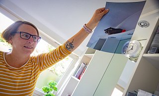 Sabrina Decker zeigt ein Foto mit einem unerwarteten Gast. "Der war so groß wie ein halber Schäferhund", sagt sie. - Mike-Dennis Mueller/www.mdm.photo Sabrina Decker zeigt ein Foto mit einem unerwarteten Gast. "Der war so groß wie ein halber Schäferhund", sagt sie. - Mike-Dennis Mueller/www.mdm.photo