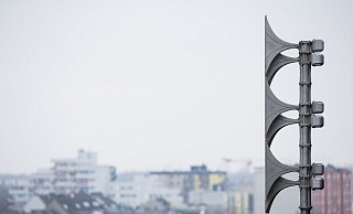 Die neuen elektrisch betriebenen Sirenen haben einen deutlich dünneren Ton im Verglich zu den klassischen Heul-Systemen aus der Zeit des Kalten Krieges. - Rolf Vennenbernd Die neuen elektrisch betriebenen Sirenen haben einen deutlich dünneren Ton im Verglich zu den klassischen Heul-Systemen aus der Zeit des Kalten Krieges. - Rolf Vennenbernd