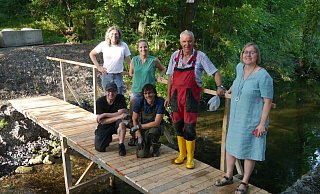 Windkraft-Unternehmer Johannes Lackmann (2. v. r.) hatte aus Wut über den Abriss der Brücke gemeinsam mit einigen Mitstreitern eine Holzkonstruktion über die Thune errichtet. - Barbara Leiße Windkraft-Unternehmer Johannes Lackmann (2. v. r.) hatte aus Wut über den Abriss der Brücke gemeinsam mit einigen Mitstreitern eine Holzkonstruktion über die Thune errichtet. - Barbara Leiße