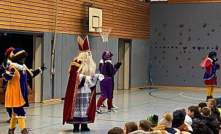 Der Auftritt des Sinterklaas und seiner Pieten in der Grundschule am Weinberg ist kurzfristig abgesagt worden.Eine Begründung liefert die Schulleitung nicht. - Natascha Angermann-Pol Der Auftritt des Sinterklaas und seiner Pieten in der Grundschule am Weinberg ist kurzfristig abgesagt worden.Eine Begründung liefert die Schulleitung nicht. - Natascha Angermann-Pol