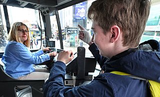 Busfahrerin Handan Budak hat oft mit Schülern zu tun, die sich respektlos verhalten - dieser Schüler hier muss aber im gestellten Foto schmunzeln, ihm liegt das Respektlose nicht so. - Barbara Franke Busfahrerin Handan Budak hat oft mit Schülern zu tun, die sich respektlos verhalten - dieser Schüler hier muss aber im gestellten Foto schmunzeln, ihm liegt das Respektlose nicht so. - Barbara Franke