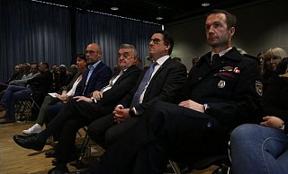 Der CDU-Landratskandidat Jörg-Michael Schrader (2. v. l.) wurde in der Ilex-Halle in Hüllhorst unterstützt von der Landtagsabgeordneten Bianca Winkelmann (v. l.), Innenminister Herbert Reul, dem Bundestagsabgeordneten Oliver Vogt und Bürgermeister Michael Kasche. - Frank Hartmann Der CDU-Landratskandidat Jörg-Michael Schrader (2. v. l.) wurde in der Ilex-Halle in Hüllhorst unterstützt von der Landtagsabgeordneten Bianca Winkelmann (v. l.), Innenminister Herbert Reul, dem Bundestagsabgeordneten Oliver Vogt und Bürgermeister Michael Kasche. - Frank Hartmann