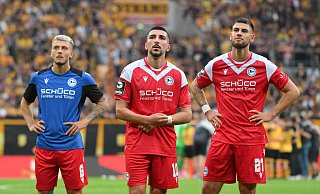 Can Özkan, Nassim Boujellab und Gerrit Gohlke (von links) blicken auf die Tribüne. - IMAGO/Eibner Can Özkan, Nassim Boujellab und Gerrit Gohlke (von links) blicken auf die Tribüne. - IMAGO/Eibner