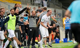 Nach dem entscheidenden Treffer auf dem Aachener Tivoli in der 86. Minute brach auf der Bank des 1:0-Siegers SC Wiedenbrück mit Co-Trainer Marcel Brinkmann und den Spielern Hendrik Lohmar (8) und Tim Geller (5) kollektiver Jubel aus. - Daniel Bremehr Nach dem entscheidenden Treffer auf dem Aachener Tivoli in der 86. Minute brach auf der Bank des 1:0-Siegers SC Wiedenbrück mit Co-Trainer Marcel Brinkmann und den Spielern Hendrik Lohmar (8) und Tim Geller (5) kollektiver Jubel aus. - Daniel Bremehr