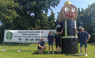 Löschgruppenführer Daniel Marsch (v.l.), Festausschussvorsitzender Jannick Wobker sowie die beiden stellvertretenden Löschgruppenführer Fritz Westermeyer und Daniel Altehoff freuen sich auf das Feuerwehrfest Rödinghausen. - Sven Hauhart Löschgruppenführer Daniel Marsch (v.l.), Festausschussvorsitzender Jannick Wobker sowie die beiden stellvertretenden Löschgruppenführer Fritz Westermeyer und Daniel Altehoff freuen sich auf das Feuerwehrfest Rödinghausen. - Sven Hauhart