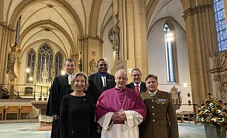 Pfarrer Eckhard Düker (v. l.), Angie Reeh (Deutsch-Englischer Club Paderborn), Reverend Josefa Joe Mairara, Weihbischof Matthias König, Chorleiter Christian Nolden und Colonel Michael Foster-Brown (British Army Germany) freuen sich auf viele Mitfeiernde im Dom und digital. - Jürgen Behlke Pfarrer Eckhard Düker (v. l.), Angie Reeh (Deutsch-Englischer Club Paderborn), Reverend Josefa Joe Mairara, Weihbischof Matthias König, Chorleiter Christian Nolden und Colonel Michael Foster-Brown (British Army Germany) freuen sich auf viele Mitfeiernde im Dom und digital. - Jürgen Behlke