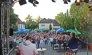 Bei bestem Wetter herrschte beim Konzert der "Big Maggas" am ersten Wochenende von "Enger macht auf" eine ausgelassene Stimmung auf dem Barmeierplatz. - Eric Pielsticker Bei bestem Wetter herrschte beim Konzert der "Big Maggas" am ersten Wochenende von "Enger macht auf" eine ausgelassene Stimmung auf dem Barmeierplatz. - Eric Pielsticker