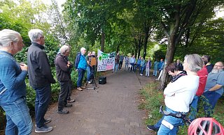 Bernhard Heimann kämft mit der Bürgerinitiative Südring seit vielen Jahren gegen den Lückenschluss. Am Mikrofon freut er sich, über die neue Gruppierung, die zu dem Protest aufgerufen hat, um "unsere Arbeit gegen das Bauvorhaben fortzusetzen". - Marion Pokorra-Brockschmidt Bernhard Heimann kämft mit der Bürgerinitiative Südring seit vielen Jahren gegen den Lückenschluss. Am Mikrofon freut er sich, über die neue Gruppierung, die zu dem Protest aufgerufen hat, um "unsere Arbeit gegen das Bauvorhaben fortzusetzen". - Marion Pokorra-Brockschmidt