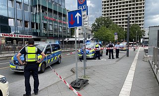 Der Tatort ist mit Flatterband abgesperrt, damit die Spuren des Verbrechens gesichert werden können. - Charlotte Mahncke Der Tatort ist mit Flatterband abgesperrt, damit die Spuren des Verbrechens gesichert werden können. - Charlotte Mahncke